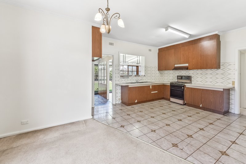 Photo - 18 Winbourne Road, Mount Waverley VIC 3149 - Image 5