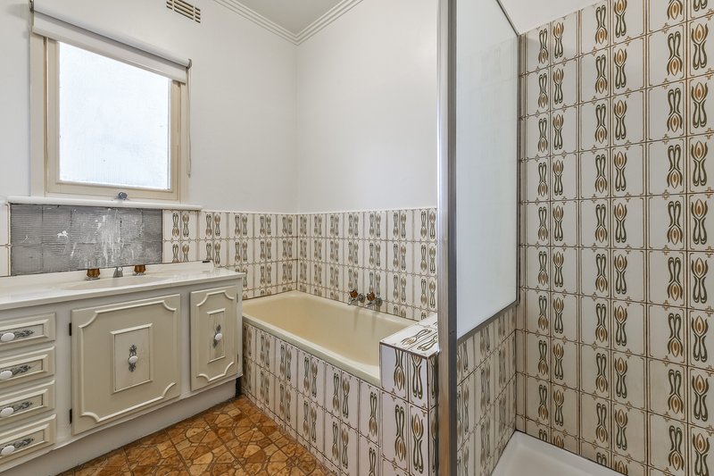 Photo - 18 Winbourne Road, Mount Waverley VIC 3149 - Image 6