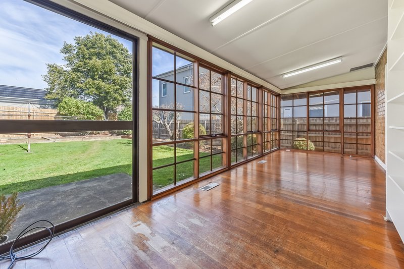 Photo - 18 Winbourne Road, Mount Waverley VIC 3149 - Image 10