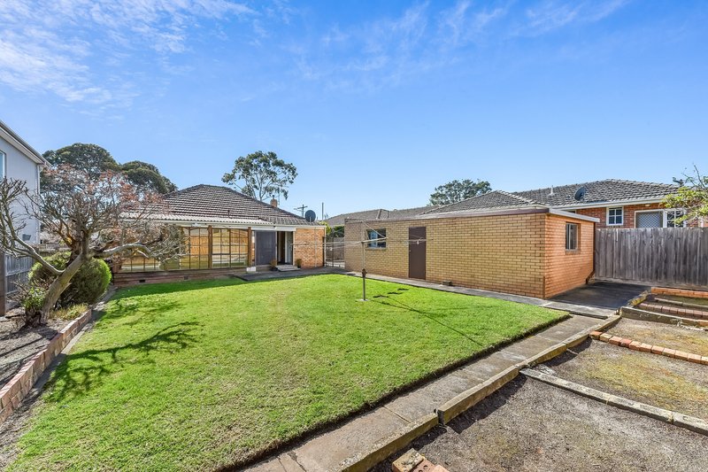 Photo - 18 Winbourne Road, Mount Waverley VIC 3149 - Image 11