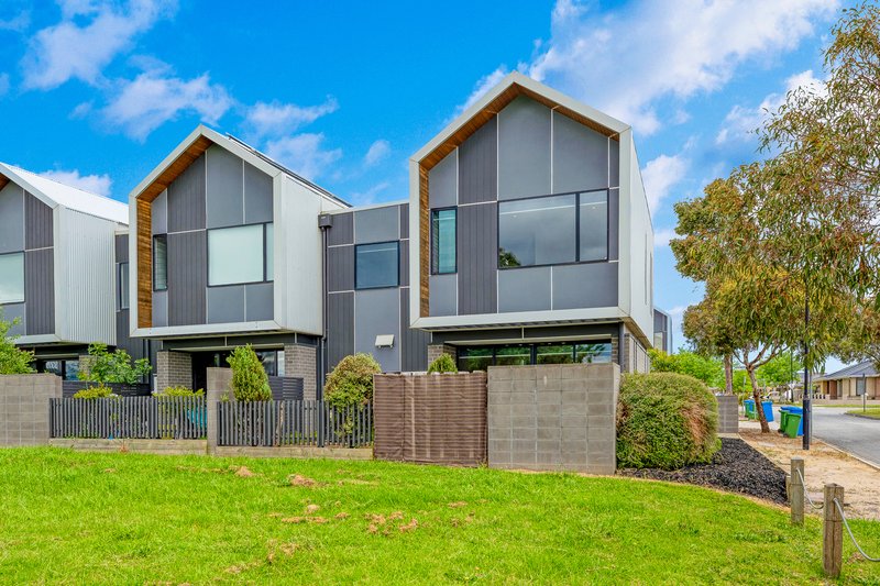 18 Windward Lane, Cranbourne West VIC 3977