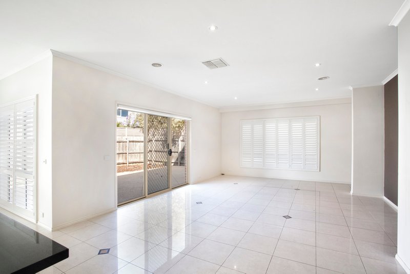 Photo - 18 Winston Way, Murrumbeena VIC 3163 - Image 3