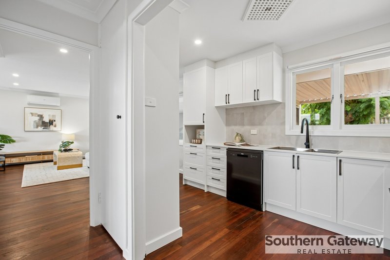 Photo - 18 Woodley Way, Parmelia WA 6167 - Image 9