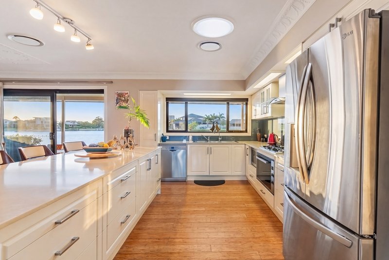 Photo - 18 Wyuna Street, Broadbeach Waters QLD 4218 - Image 4