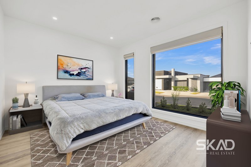 Photo - 18 Xenolith Drive, Craigieburn VIC 3064 - Image 2