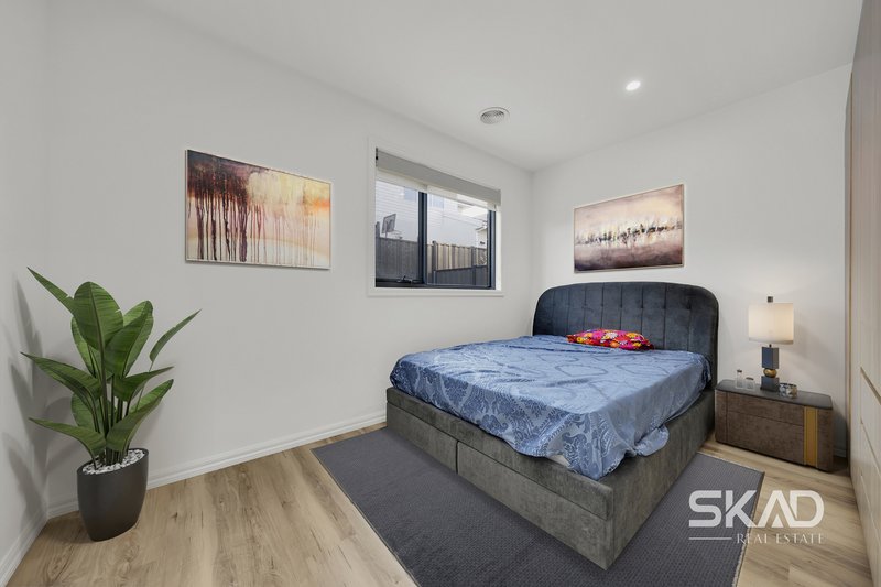 Photo - 18 Xenolith Drive, Craigieburn VIC 3064 - Image 3