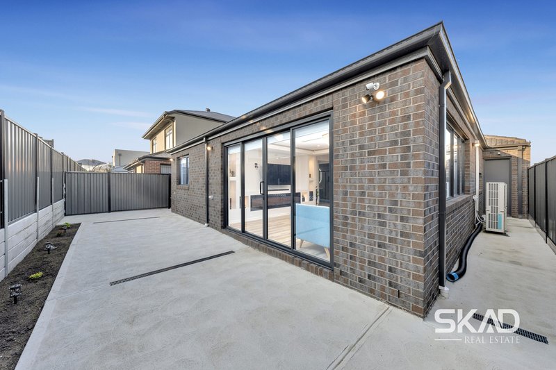 Photo - 18 Xenolith Drive, Craigieburn VIC 3064 - Image 18