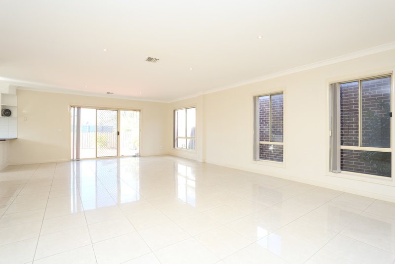 Photo - 18 Yellowstone Court, Roxburgh Park VIC 3064 - Image 2