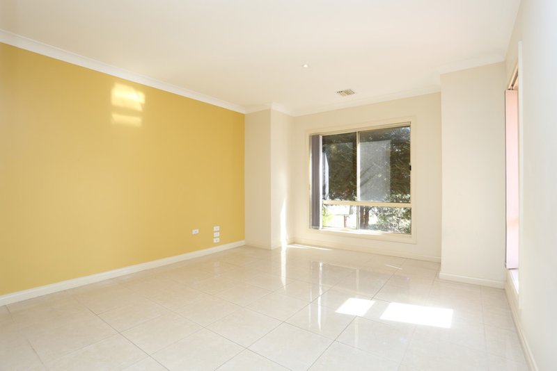 Photo - 18 Yellowstone Court, Roxburgh Park VIC 3064 - Image 5