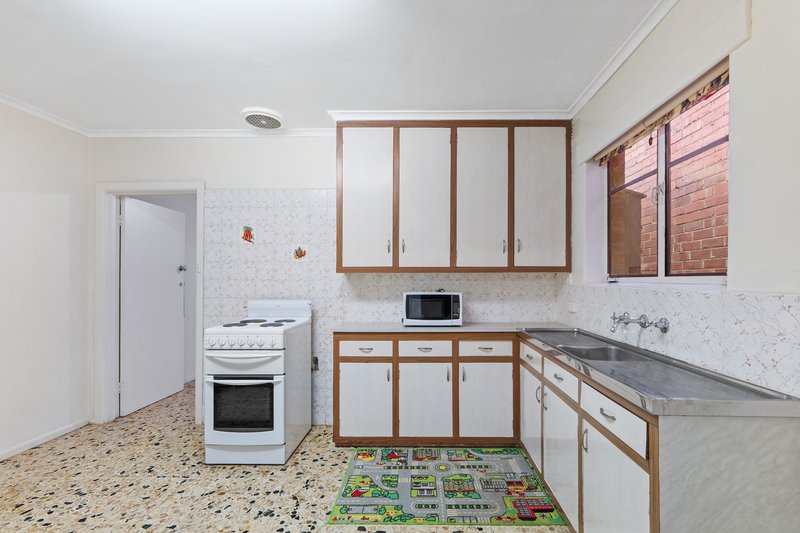Photo - 18 Yertchuk Avenue, Ashwood VIC 3147 - Image 6