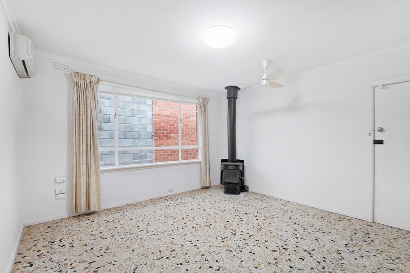 Photo - 18 Yertchuk Avenue, Ashwood VIC 3147 - Image 7