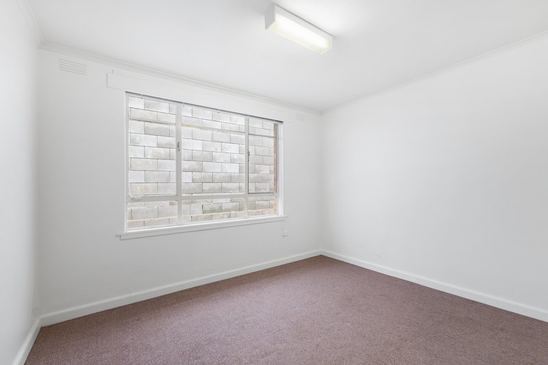 Photo - 18 Yertchuk Avenue, Ashwood VIC 3147 - Image 8