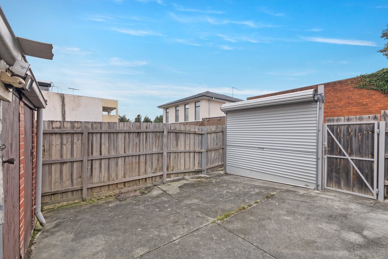 Photo - 18 Yertchuk Avenue, Ashwood VIC 3147 - Image 10