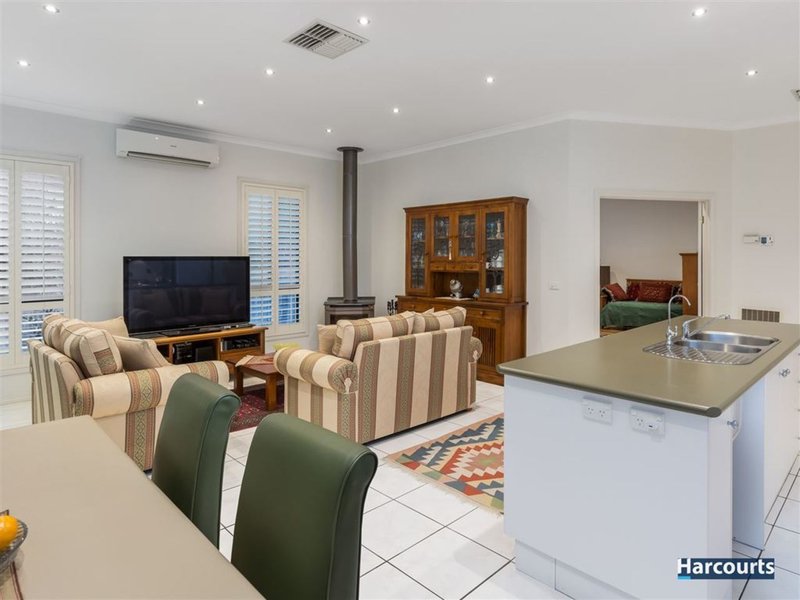 Photo - 18 Yvette Drive, Rowville VIC 3178 - Image 4