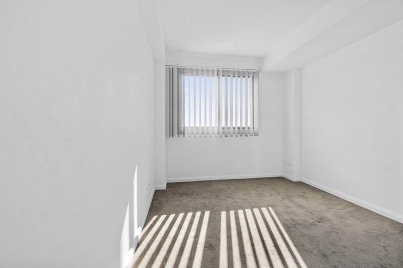 Photo - 1805/5 Second Avenue, Blacktown NSW 2148 - Image 5
