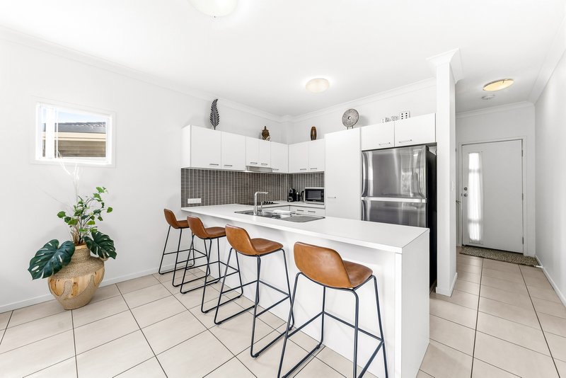 Photo - 18/1-5 Cascade Drive, Underwood QLD 4119 - Image 6