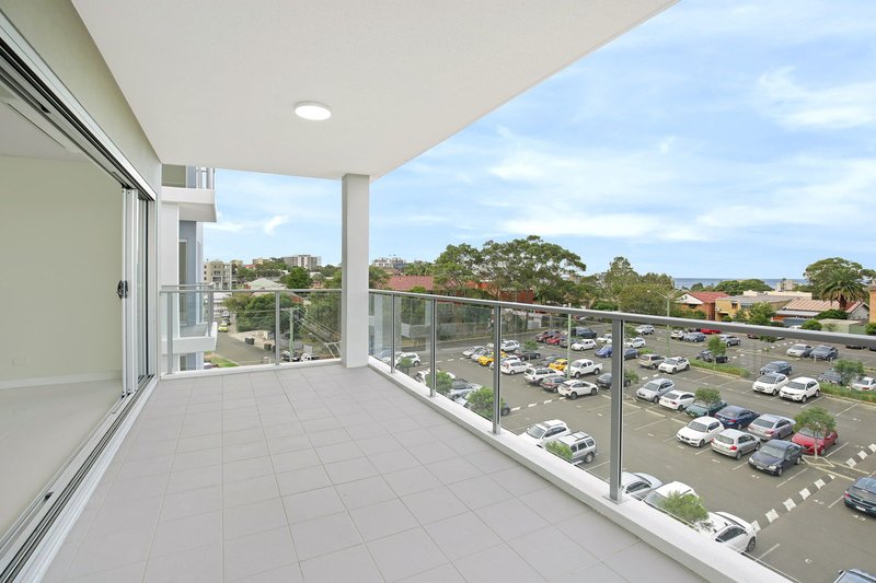 Photo - 18/10 Thomas Street, Wollongong NSW 2500 - Image 2