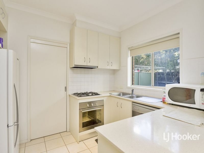 Photo - 18/14 Mickleton Grove, Point Cook VIC 3030 - Image 3