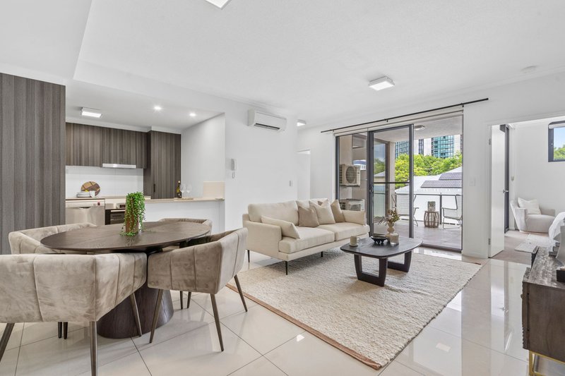 Photo - 18/3 Bennett Street, Toowong QLD 4066 - Image 2