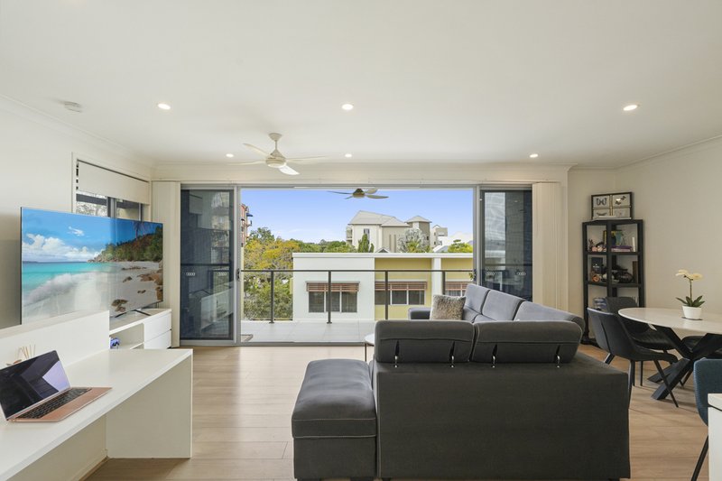 Photo - 18/3031 The Boulevard, Carrara QLD 4211 - Image 1