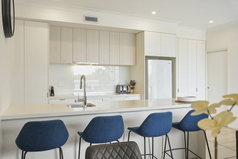 Photo - 18/3031 The Boulevard, Carrara QLD 4211 - Image 2