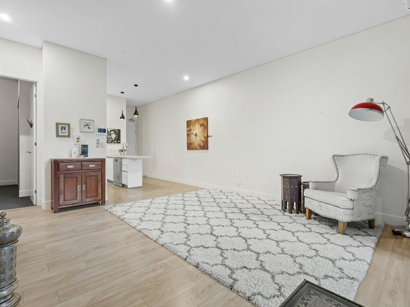 Photo - 18/39-41 Clarence Road, Indooroopilly QLD 4068 - Image 6