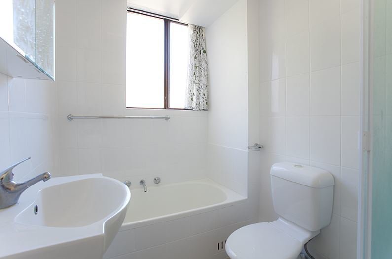 Photo - 18/46-50 The Crescent, Dee Why NSW 2099 - Image 5