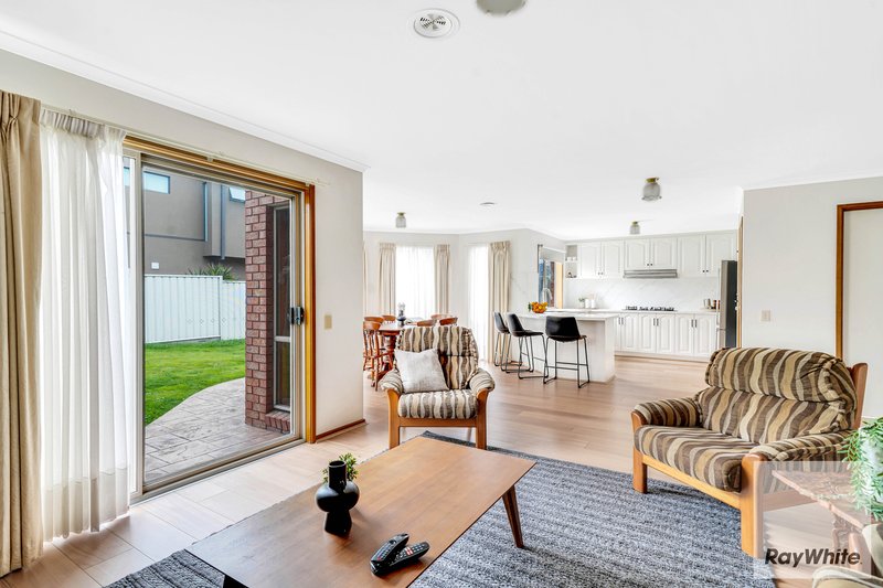 Photo - 185 Blossom Park Drive, Mill Park VIC 3082 - Image 16