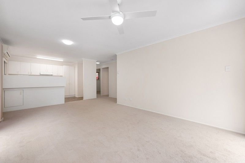 Photo - 18/5 Rowe Close, Wishart QLD 4122 - Image 3