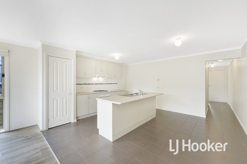 Photo - 18/51 Leigh Drive, Pakenham VIC 3810 - Image 4