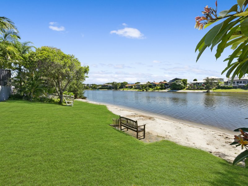 Photo - 186 Acanthus Ave , Burleigh Waters QLD 4220 - Image 2