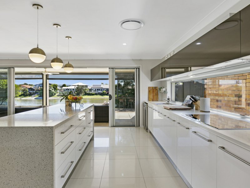 Photo - 186 Acanthus Ave , Burleigh Waters QLD 4220 - Image 3