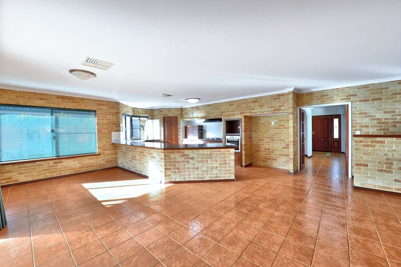 Photo - 186 Fendam Street, Warnbro WA 6169 - Image 3