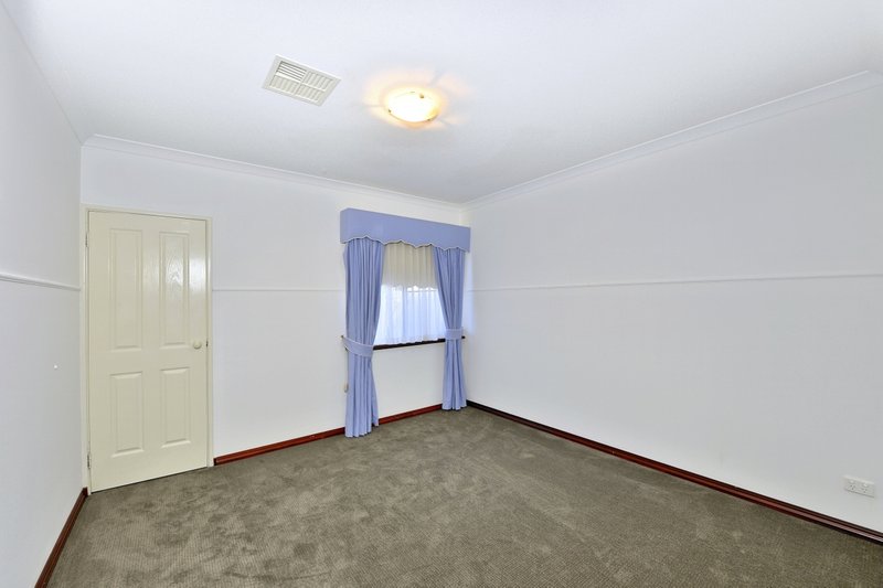 Photo - 186 Fendam Street, Warnbro WA 6169 - Image 11