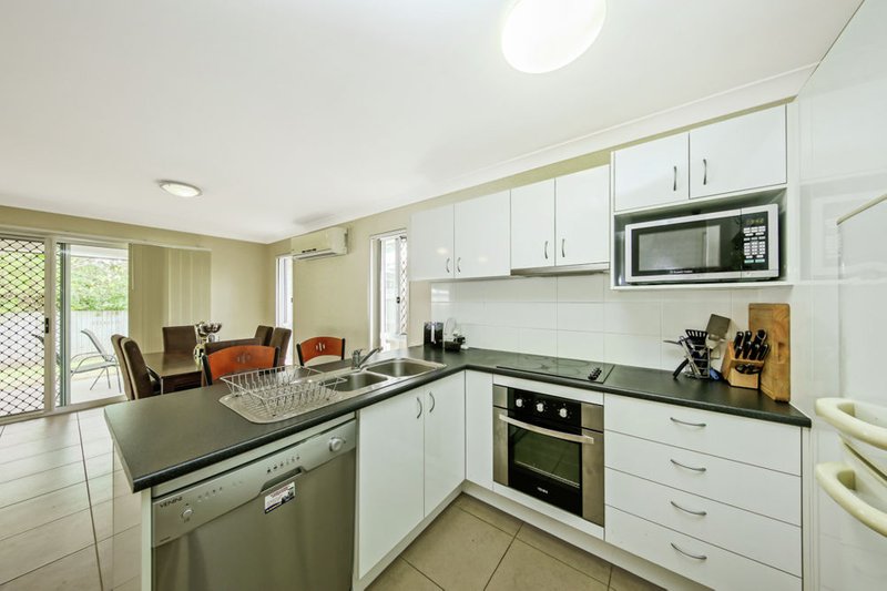 Photo - 1/87 Emsworth Street, Wynnum QLD 4178 - Image 3