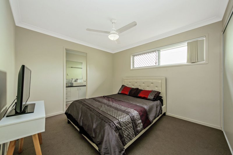 Photo - 1/87 Emsworth Street, Wynnum QLD 4178 - Image 6