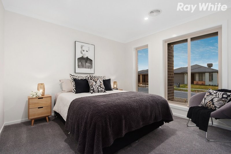 Photo - 188 Blue Horizons Way, Pakenham VIC 3810 - Image 2