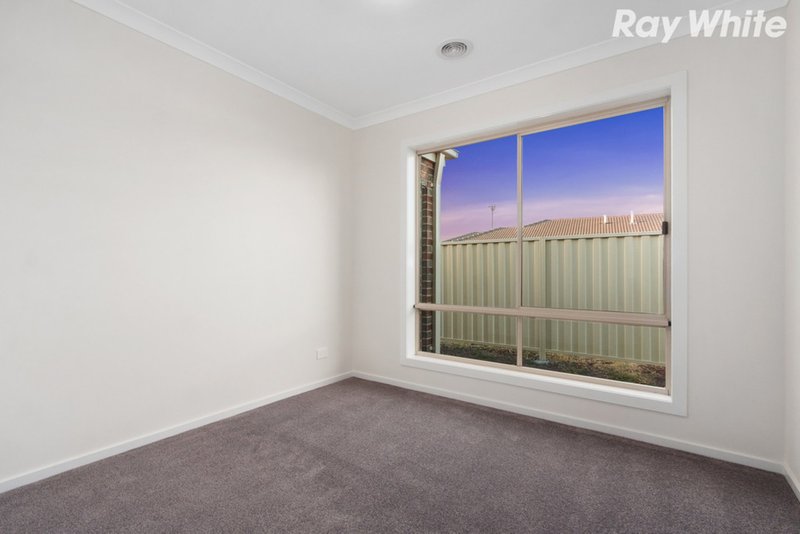 Photo - 188 Blue Horizons Way, Pakenham VIC 3810 - Image 11