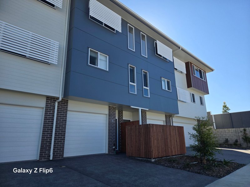 Photo - 18/8 Taylor Place, Mackenzie QLD 4156 - Image 1
