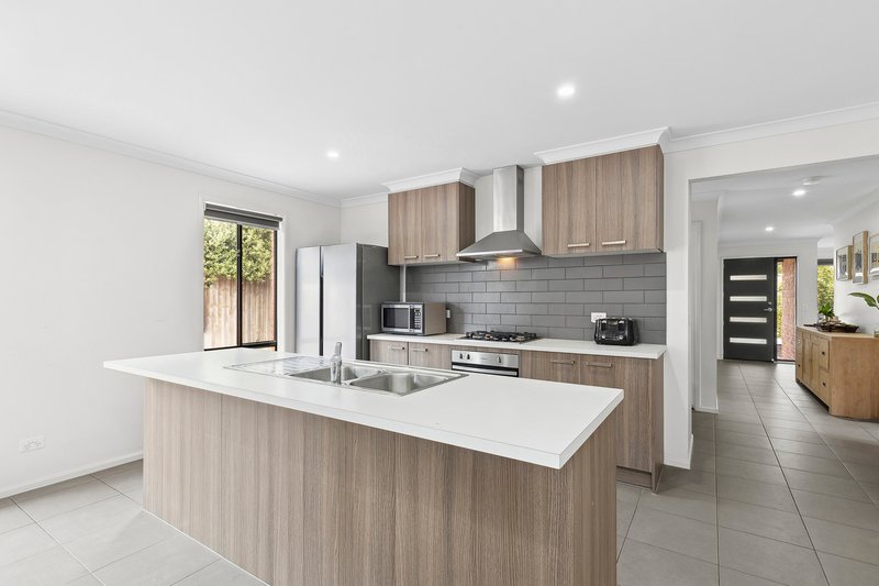 Photo - 188 Warralily Boulevard, Armstrong Creek VIC 3217 - Image 4