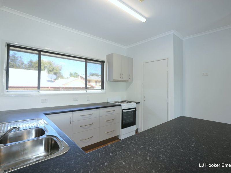 Photo - 189 Borilla Street, Emerald QLD 4720 - Image 8