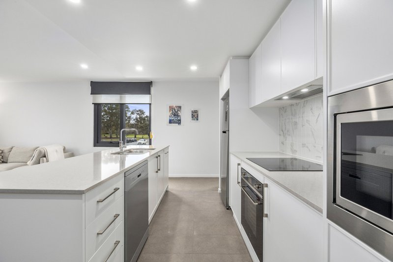 Photo - 18/90 Lowanna Street, Braddon ACT 2612 - Image 4