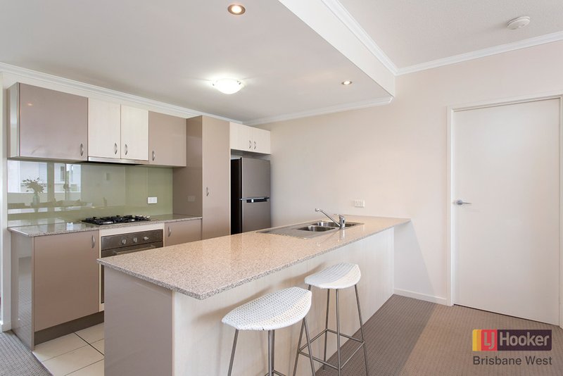 Photo - 18/95 Clarence Road, Indooroopilly QLD 4068 - Image 4