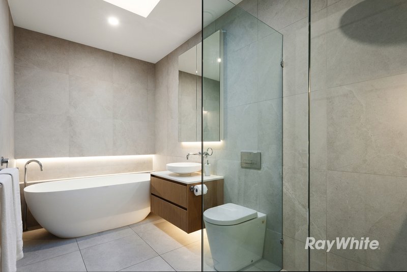 Photo - 18A Carlisle Crescent, Hughesdale VIC 3166 - Image 9