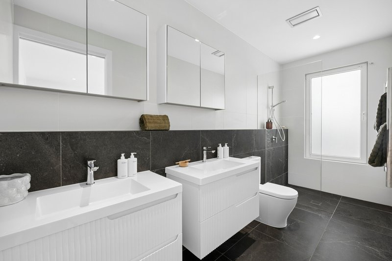 Photo - 18A Fromelles Avenue, Seaforth NSW 2092 - Image 11