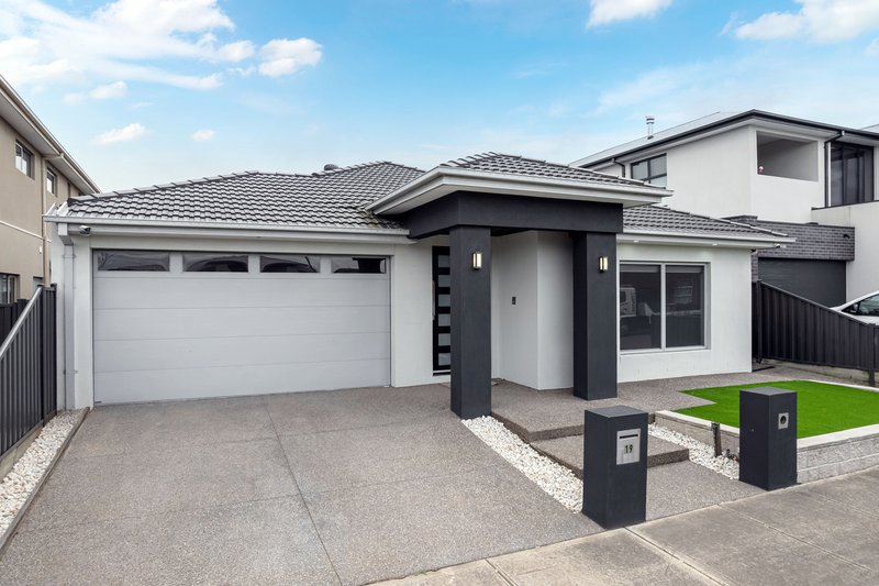 Photo - 19 Adventure Crescent, Roxburgh Park VIC 3064 - Image 2