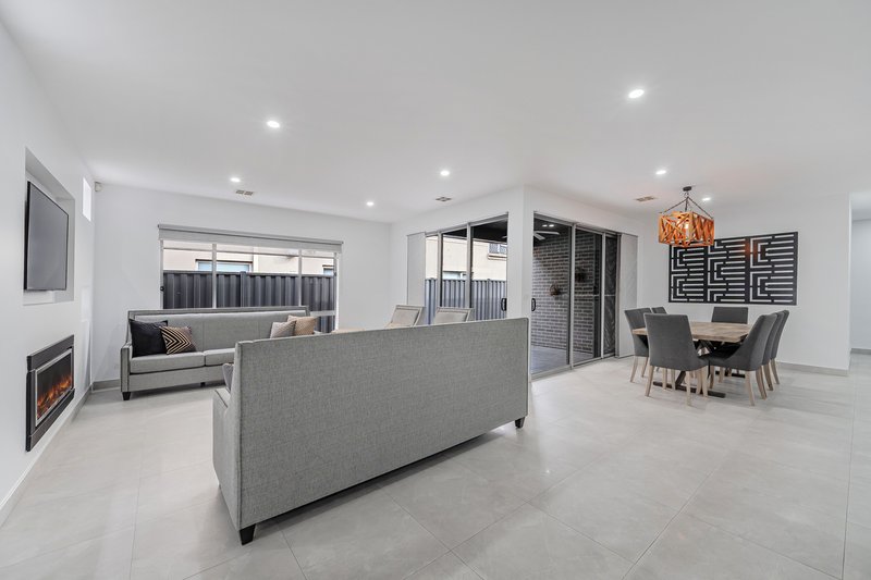 Photo - 19 Adventure Crescent, Roxburgh Park VIC 3064 - Image 4