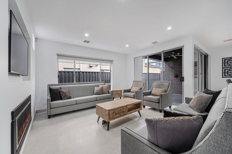 Photo - 19 Adventure Crescent, Roxburgh Park VIC 3064 - Image 5