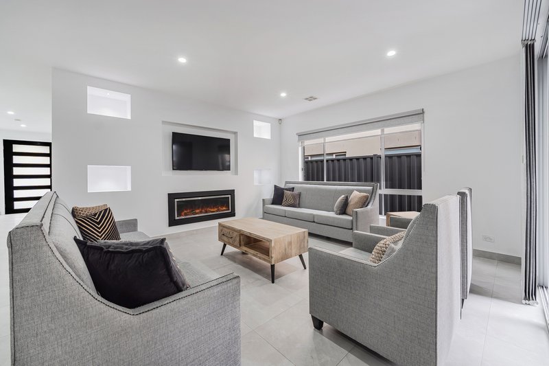 Photo - 19 Adventure Crescent, Roxburgh Park VIC 3064 - Image 6