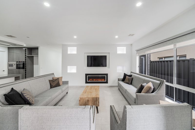 Photo - 19 Adventure Crescent, Roxburgh Park VIC 3064 - Image 7